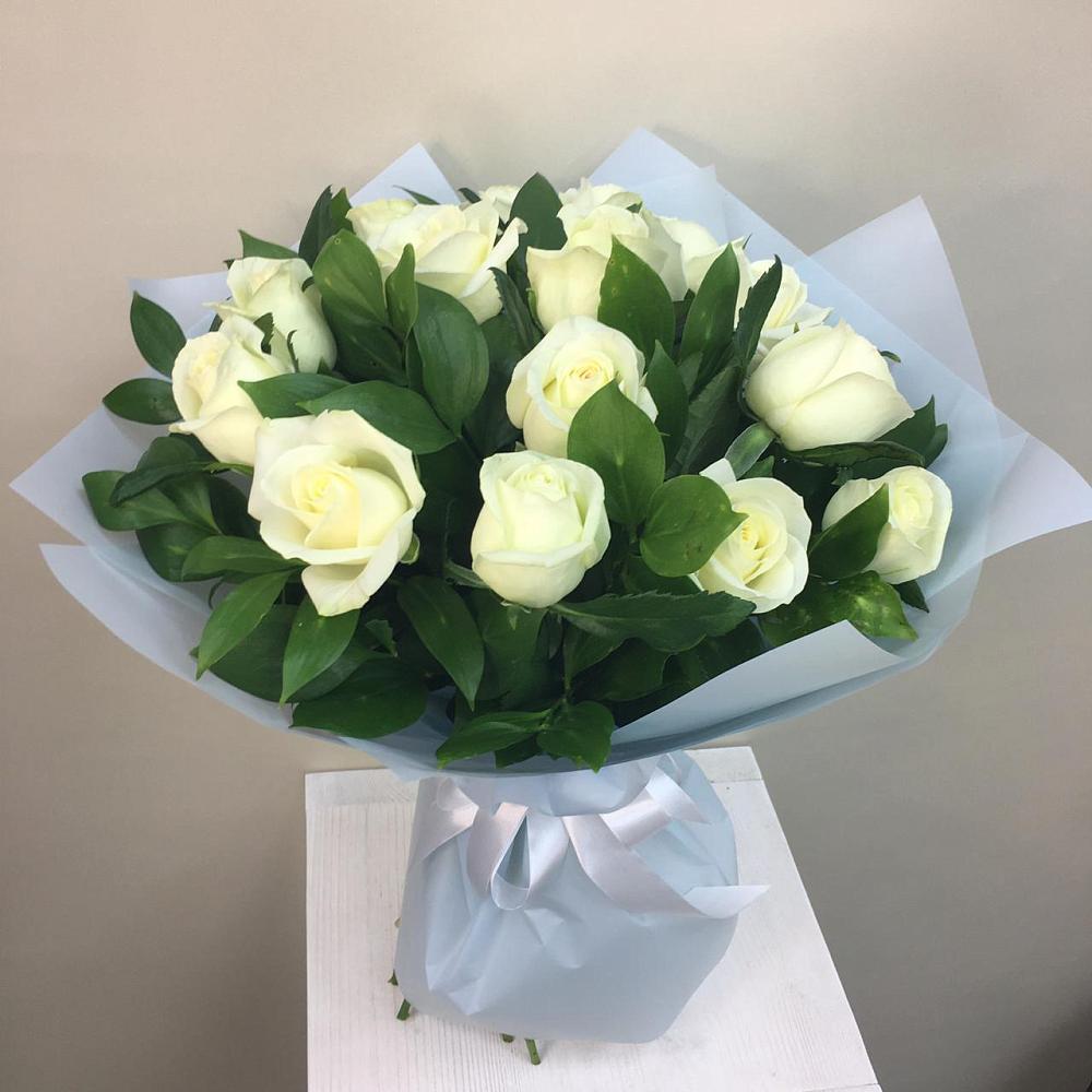 Букет 15 Белых роз Проуд в Луначарском